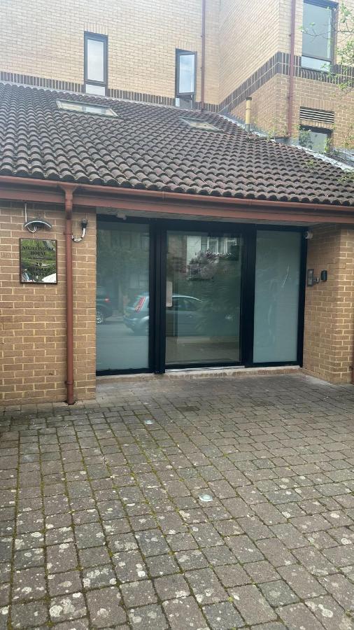 Splendid 1 Bed Flat In Stockwell, Sleeps 4 Londen