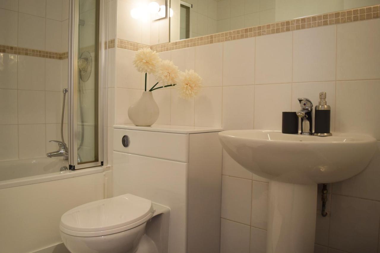 Splendid 1 Bed Flat In Stockwell, Sleeps 4 Londen